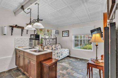 Kuchyň nebo kuchyňský kout v ubytování Emerald Anchor Escape