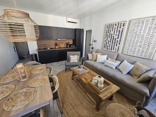 un salon avec un canapé et une table dans l'établissement PALOMA, à Cannes