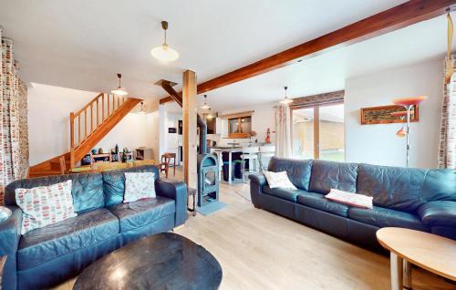 - un salon avec un canapé en cuir bleu dans l'établissement 2 Bedroom Nice Home In Tournières, à Tournières