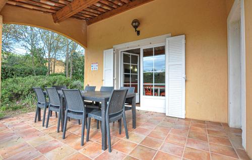 Une table à manger et des chaises sont disponibles sur la terrasse. dans l'établissement 3 Bedroom Lovely Home In Callian, à Callian