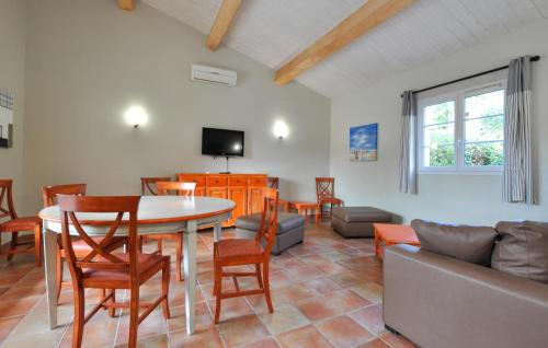 un salon avec une table, des chaises et un canapé dans l'établissement 3 Bedroom Lovely Home In Callian, à Callian