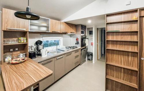 une cuisine avec des placards en bois et un comptoir en bois dans l'établissement Beautiful StaCaravan, à Saint-Brévin-les-Pins