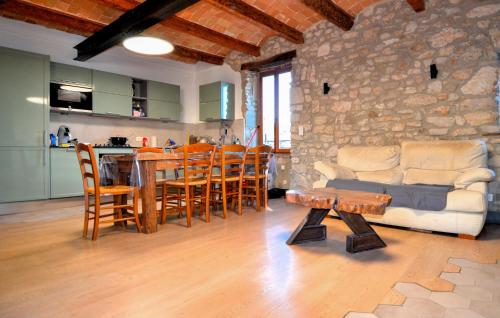 un salon avec un canapé et une table dans l'établissement 3 Bedroom Gorgeous Home In Montclus, à Montclus