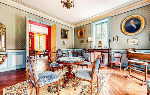 un salon avec une table et des chaises dans l'établissement Maison Saint-Lyphard, à Saint-Lyphard