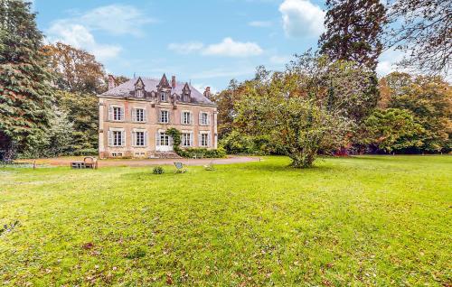 une ancienne maison dans un champ avec une cour herbeuse dans l'établissement Maison Saint-Lyphard, à Saint-Lyphard