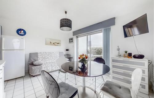 une cuisine et un salon avec une table et des chaises dans l'établissement 1 Bedroom Nice Apartment In Guidel, à Guidel