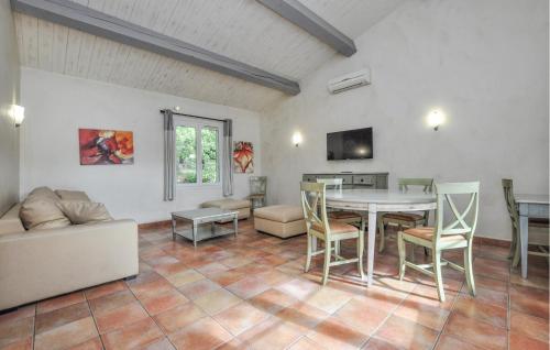 un salon avec un canapé, une table et des chaises dans l'établissement 3 Bedroom Cozy Home In Callian, à Callian