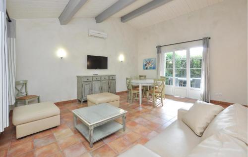 Μια τηλεόραση ή/και κέντρο ψυχαγωγίας στο 3 Bedroom Cozy Home In Callian
