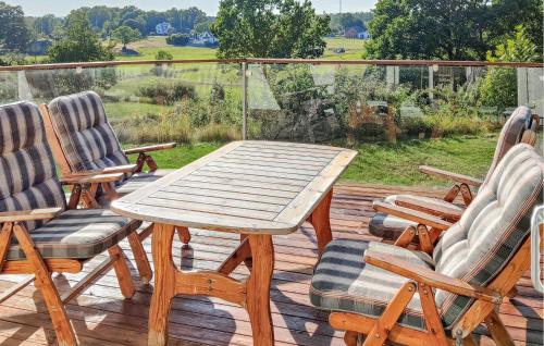 MörrumにあるStunning Home In Mörrum With Saunaのデッキの上の木製のテーブルと椅子