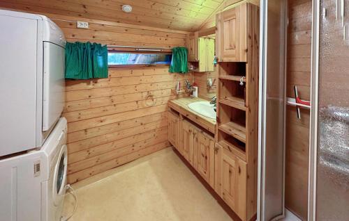 Η κουζίνα ή μικρή κουζίνα στο 3 Bedroom Cozy Home In Tjørhom