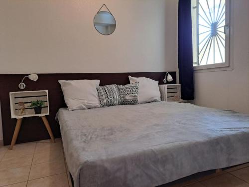 une chambre avec un grand lit dans une pièce dans l'établissement Appartement avec piscine à 2 pas de la plage, à Linguizzetta