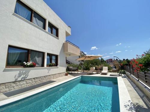 Bazén v ubytovaní Charming Villa Ira with Pool alebo v jeho blízkosti
