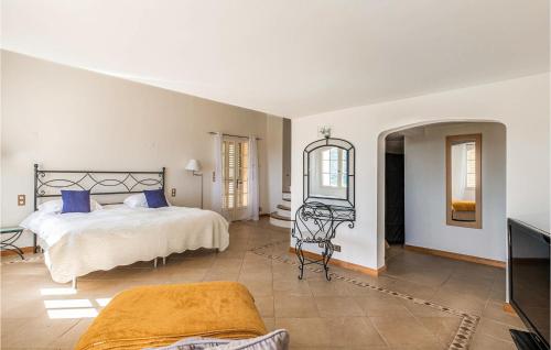 Ένα ή περισσότερα κρεβάτια σε δωμάτιο στο Stunning Home In Les Adrets-De-L'estére