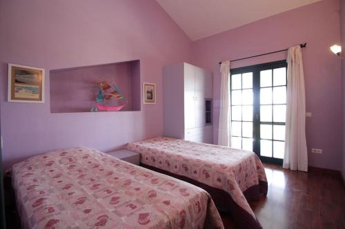 Katil atau katil-katil dalam bilik di Secluded 3BR Modern Villa w Private Pool and Views