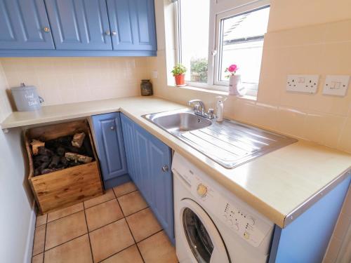 Η κουζίνα ή μικρή κουζίνα στο Betty's Farm Cottage