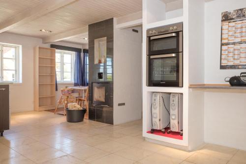 Η κουζίνα ή μικρή κουζίνα στο Stunning Home In Rønde With 6 Bedrooms And Wifi