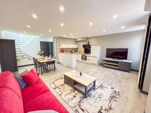 un salon avec un canapé rouge et une table dans l'établissement Duplex refait à neuf au cœur de Sanary, à Sanary-sur-Mer