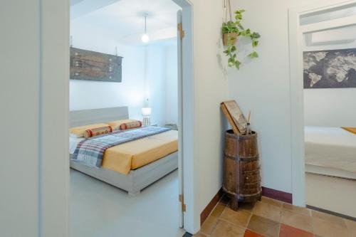 una camera da letto con un letto e uno specchio di Domus Superior Domizio - Pantheon a Roma