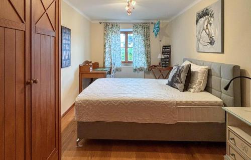 a bedroom with a bed and a window at Ferienwohnung In Koestendorf in Köstendorf