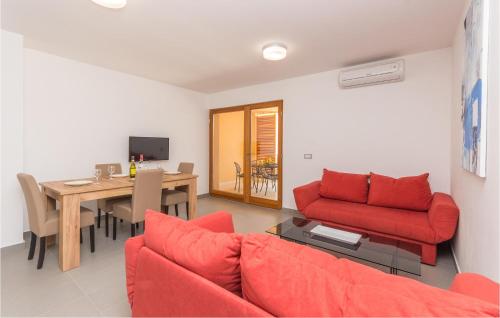 Televisyen dan/atau pusat hiburan di Cozy Apartment In Starigrad Paklenica