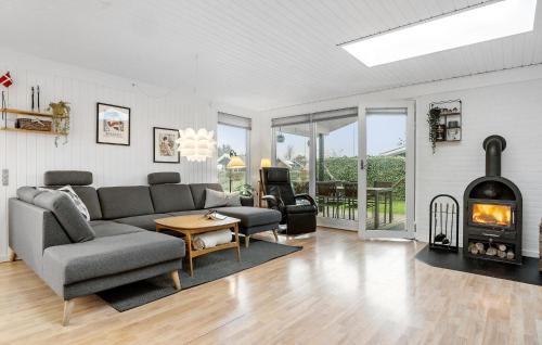 un soggiorno con divano e camino di Nice Home In Juelsminde With Wifi a Sønderby