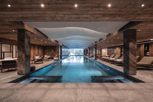une piscine au milieu d'un bâtiment dans l'établissement Antarès SIRIUS 403 - Luxury ski inski out apartment, à Méribel