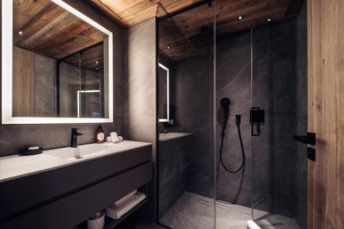 une salle de bain avec un lavabo et une douche dans l'établissement Antarès SIRIUS 402 - Spacious ski inski out apartment, à Méribel