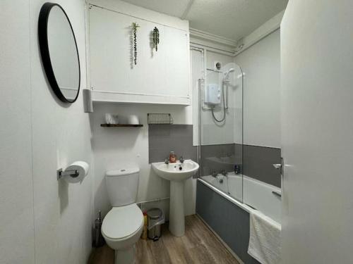 Isle of WightにあるOcean View Hideawayのトイレと洗面台のある小さなバスルーム
