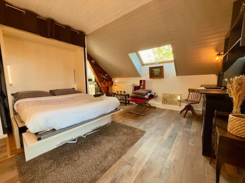 une chambre avec un grand lit et un bureau dans l'établissement Studio 2 personnes Proche Centre-Ville, à Besançon