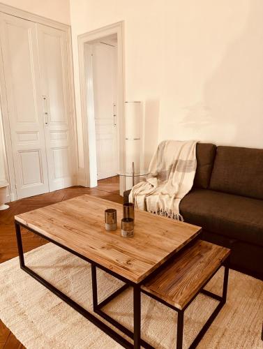 a living room with a coffee table and a couch at Le Nid de Forges in Forges-les-Eaux