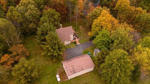 an overhead view of a house in the woods at Antler Ridge: 3BDR w Hot Tub & Game Room in Albrightsville