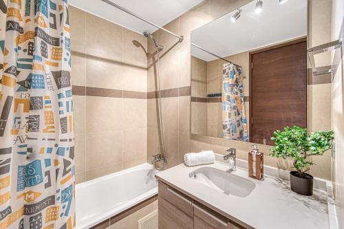 un bagno con lavandino e vasca da bagno di Costa Viña 3B Balcony & View a Viña del Mar