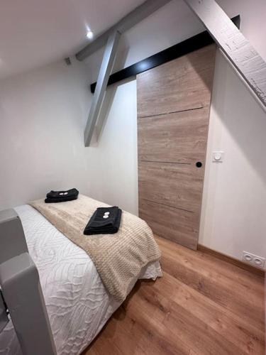 une chambre avec un lit et un parquet dans l'établissement L'Elégant Charmant appartement centre historique, à Bergerac