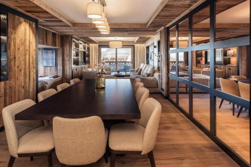 a dining room with a long table and chairs at Antarès SIRIUS 302 - Ski inski out family apartment in Méribel