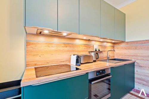 Kuchyň nebo kuchyňský kout v ubytování Cozy 1BR with Balcony and Workspace in Hollerich