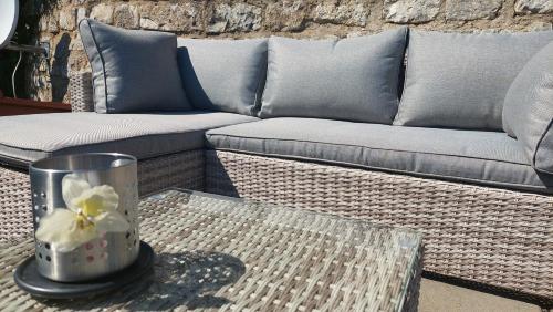 a couch and a table with a flower on it at auszeit34 in Ebelsbach