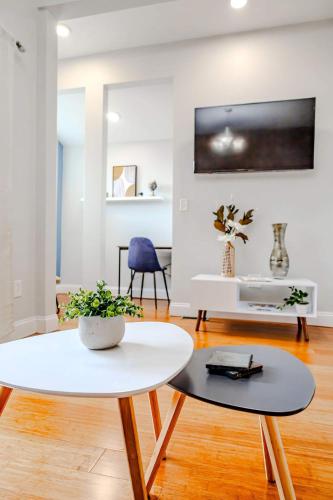 sala de estar con mesa blanca y silla azul en Jennifer's Providence Escape Private Apartment with Relaxing Deck, en Providence