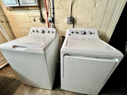 two white ovens sitting next to each other at 19th Century 'Cleveland Double' - Walk To Beach in Cleveland