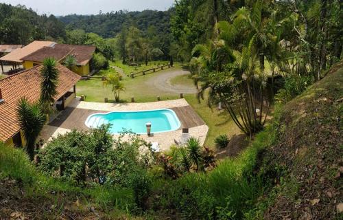 an aerial view of a house with a swimming pool at Cabana Family - Na Mata Atlântica in Juquitiba