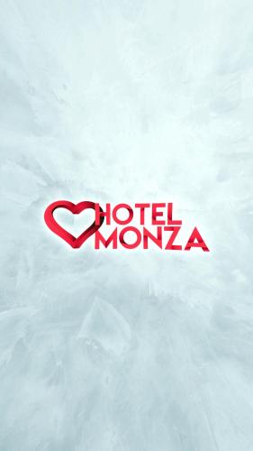 サントスにあるMonza Hotel e Motel Adult Onlyの雪の中の猿の赤い看板