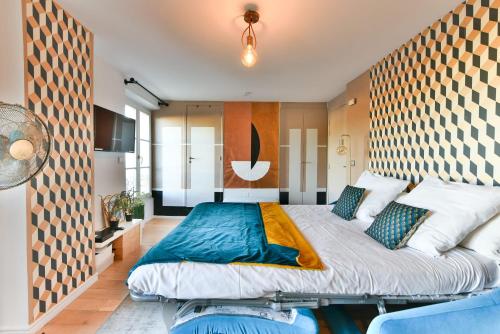 - une grande chambre dotée d'un grand lit avec des draps bleus dans l'établissement L'ILLUSIONISTE studio dans le Suquet avec aperçu mer, à Cannes