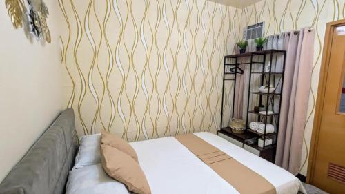 Postel nebo postele na pokoji v ubytování Serdena Homestay Fronting Cuatro Islas