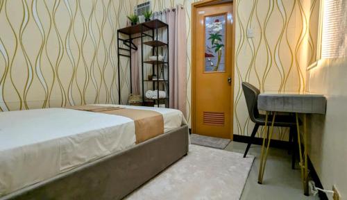 Postel nebo postele na pokoji v ubytování Serdena Homestay Fronting Cuatro Islas
