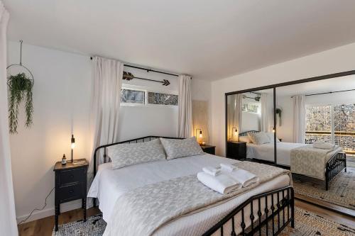 ein Schlafzimmer mit einem großen Bett und einem Spiegel in der Unterkunft Northstar retreat fire pit outdoor in Lake Arrowhead