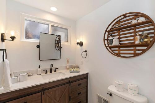 ein Badezimmer mit Waschbecken und Spiegel in der Unterkunft Northstar retreat fire pit outdoor in Lake Arrowhead