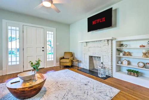un soggiorno con camino e sedia di Modern Chateau Remodeled Home Close to Downtown a Mobile
