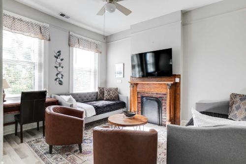 Una sala de estar con un sofá y una chimenea. en M2 Central location 2 mins to VCU FREE PARKING, en Richmond