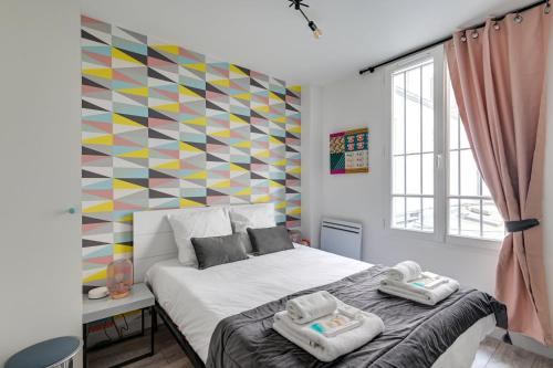 une chambre avec un grand lit avec des serviettes dessus dans l'établissement 216 Suite Vintage spirit - Superb Apartement, à Paris