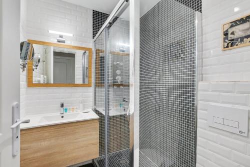 une salle de bain avec douche et lavabo dans l'établissement 216 Suite Vintage spirit - Superb Apartement, à Paris