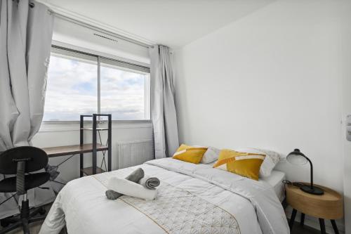 Ένα ή περισσότερα κρεβάτια σε δωμάτιο στο Chic and spacious apart with parking